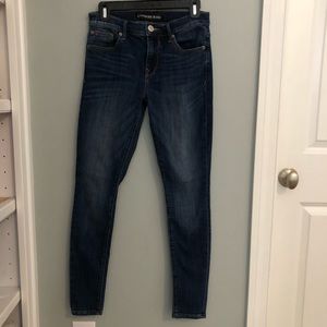 Mid-rise Express Jeans. Skinny Jegging.